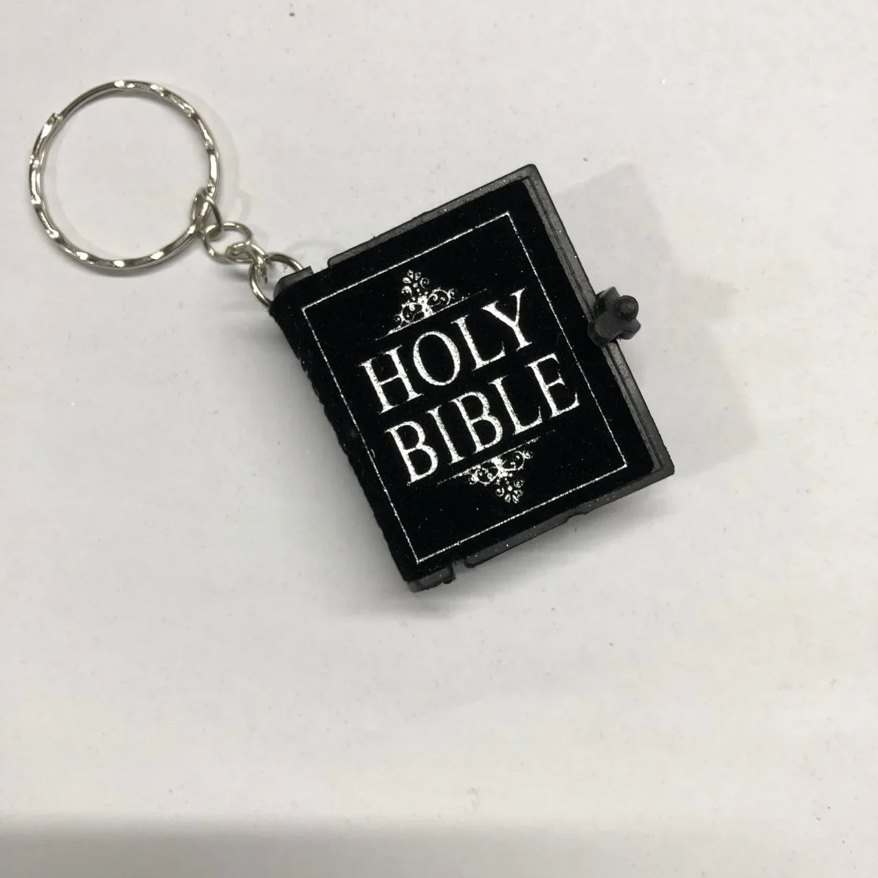 Creative Pageable Book Shape Keychain Metal Holy Bible Keyring For Men Christian Pendant Bag Car Key Holder Accessories Pendants