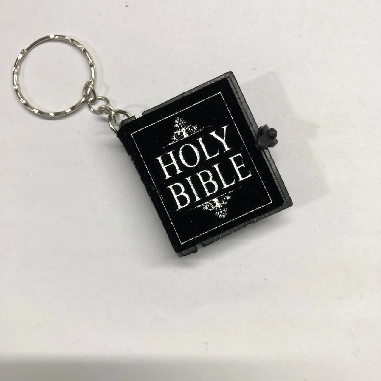 Creative Pageable Book Shape Keychain Metal Holy Bible Keyring For Men Christian Pendant Bag Car Key Holder Accessories Pendants